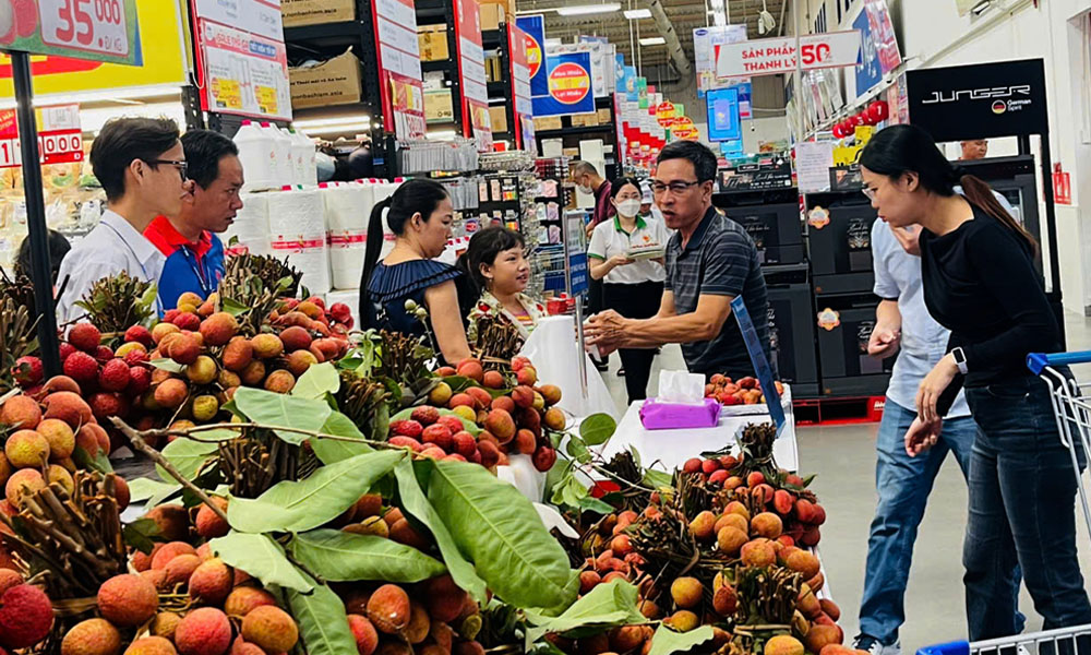  Vải thiều Bắc Giang hút khách tại siêu thị, khu du lịch nổi tiếng